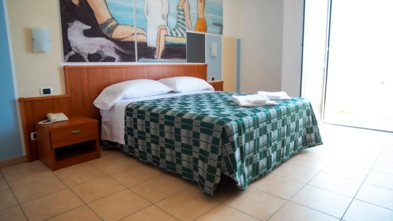 ג'וליאנובה Hotel Royal מראה חיצוני תמונה