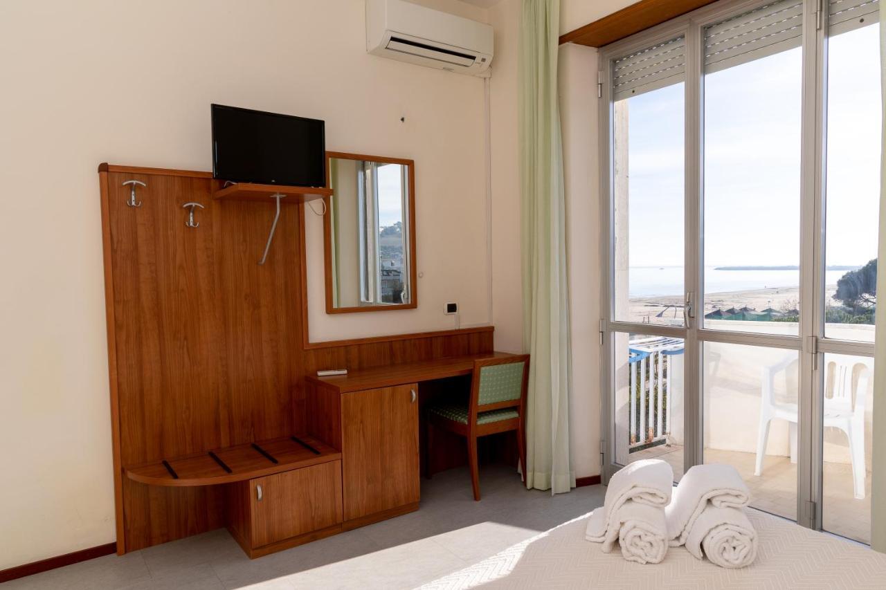 ג'וליאנובה Hotel Royal מראה חיצוני תמונה