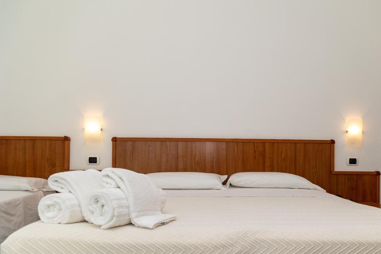 ג'וליאנובה Hotel Royal מראה חיצוני תמונה