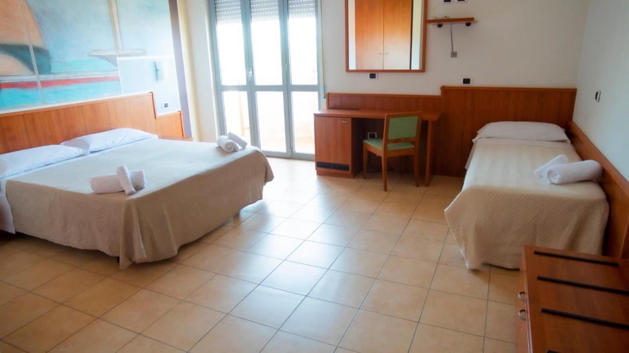 ג'וליאנובה Hotel Royal מראה חיצוני תמונה