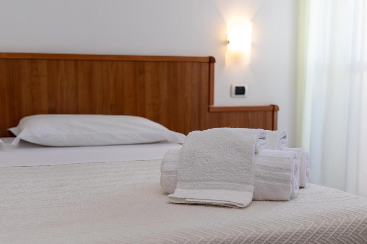 ג'וליאנובה Hotel Royal מראה חיצוני תמונה